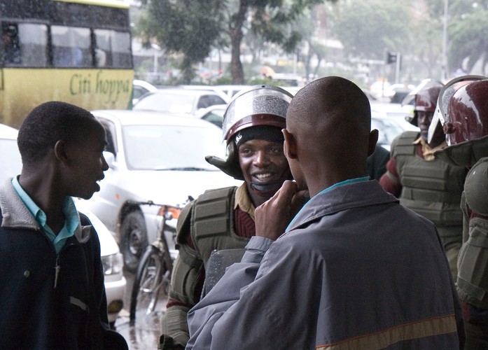 Niektórzy próbują oswoić opancerzonych funkcjonariuszy