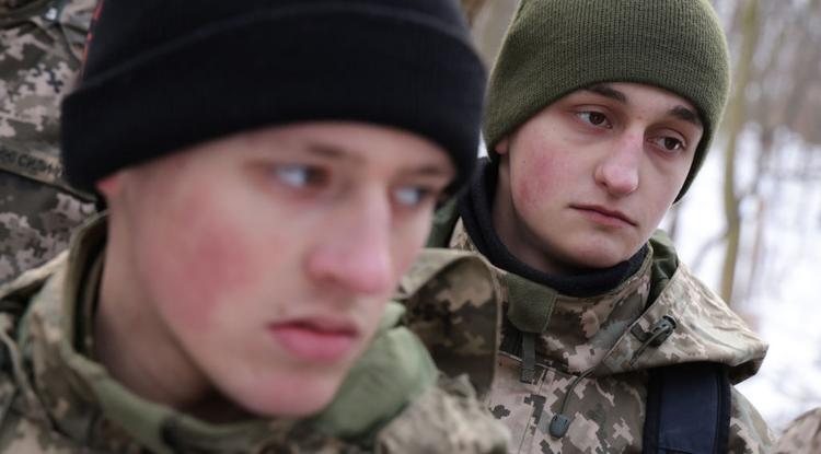 Fiatalok a kijevi területvédelmi egység kiképzésén az ukrán főváros melletti erdőben