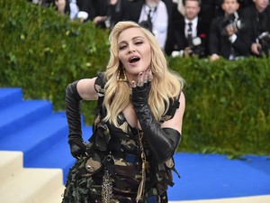 A 66 éves Madonna természetellenesen fiatalnak tűnik legfrissebb fotóin, miközben a világ legrövidebb miniruhájában pózol