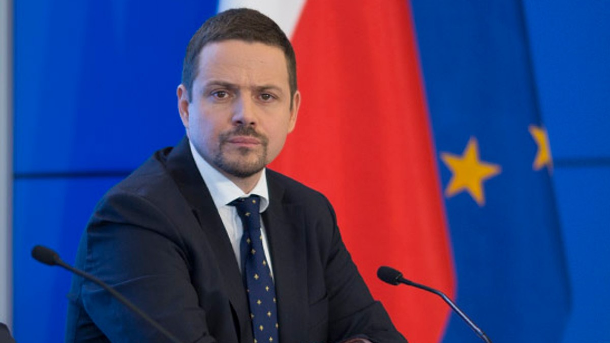 Wiceminister spraw zagranicznych Rafał Trzaskowski poinformował, że najpóźniej jutro zostanie wysłana prośba do innego państwa członkowskiego Unii Europejskiej o reprezentację Polski na nadzwyczajnym szczycie Rady Europejskiej na Malcie. - Pan prezydent nie chciał zmienić ani terminu, ani godziny pierwszego posiedzenia Sejmu - tłumaczył Trzaskowski w Sejmie.