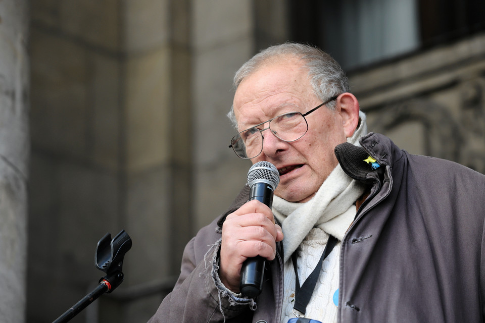 Niedzielna demonstracja na znak solidarności z Ukrainą w stolicy, Adam Michnik, 6 marca