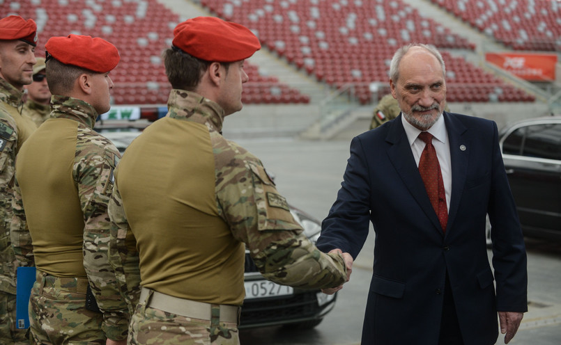 "Będziemy mieli w Polsce najważniejszych przywódców świata, a ich obrady będą decydowały o bezpieczeństwie świata. W z związku z tym oni muszą mieć zagwarantowany absolutny spokój i absolutne bezpieczeństwo, będziemy robili wszystko, żeby wyeliminować jakiekolwiek zagrożenie z którejkolwiek strony" - powiedział we wtorek minister obrony, Antoni Macierewicz.