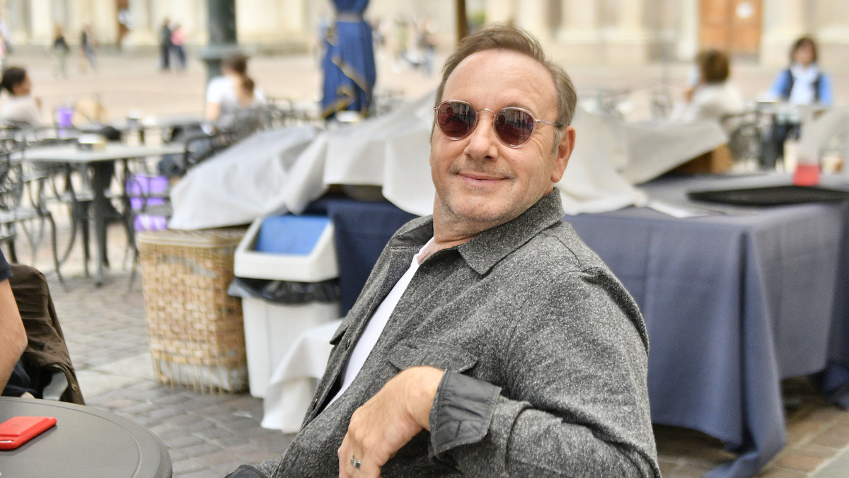 Kevin Spacey otrzymał nowe informacje od sądu w związku z oskarżeniami o molestowanie seksualne. Jeden z oskarżających go mężczyzn odmówił ujawnienia się.