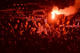 Mistrz Polski dla Lecha Poznań: Kibice świętowali, zniszczony wóz TVP