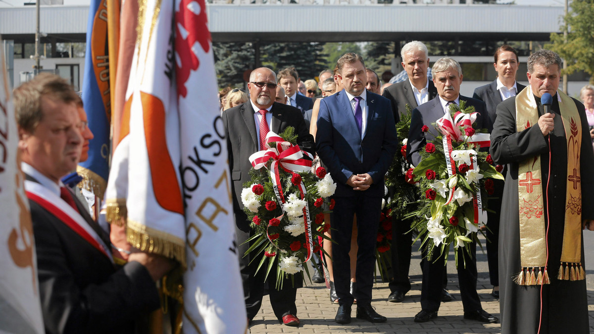 W Dąbrowie Górniczej uczczono dzisiaj 36. rocznicę Porozumienia Katowickiego, które spoiło porozumienia ze Szczecina, Gdańska i Jastrzębia Zdroju. Postulaty podpisane wtedy w Hucie Katowice to nieformalna ustawa o związkach zawodowych - mówił lider Solidarności Piotr Duda.