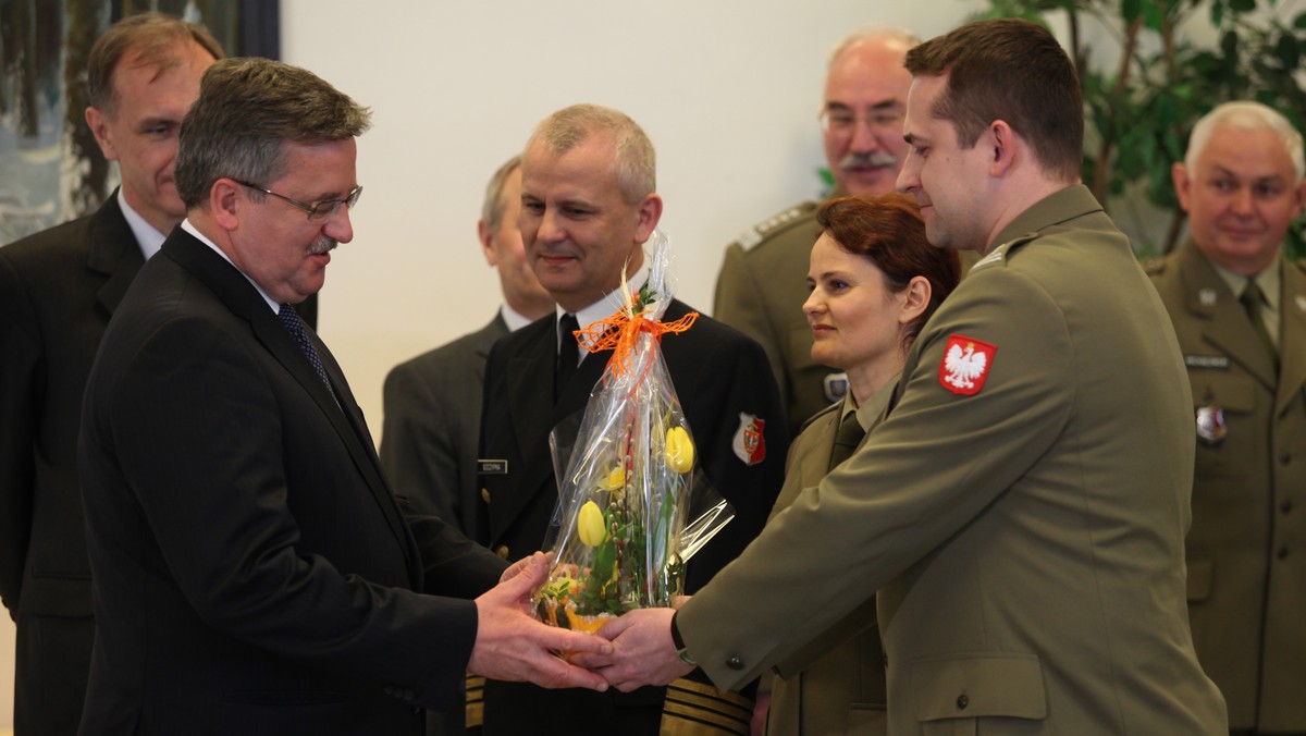 Prezydent Bronisław Komorowski, który spotkał się dzisiaj w Warszawie z żołnierzami i pracownikami wojska, życzył, by święta były okazją do przeżywania tego, co łączy.