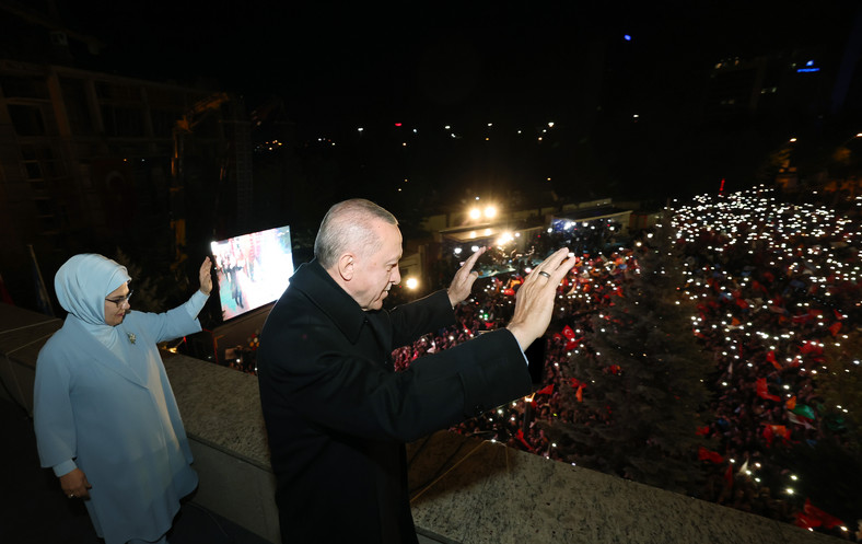 Prezydent Turcji Recep Tayyip Erdogan przemawiający do swoich zwolenników, 15 maja 2023 r.