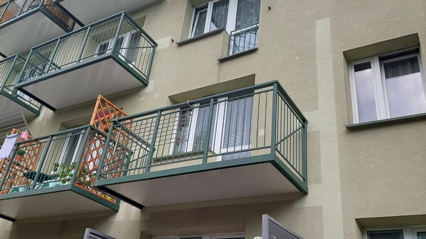 Na zdjęciach: budynek Spółdzielni Mieszkaniowej Jaskółka po zamontowaniu balkonów