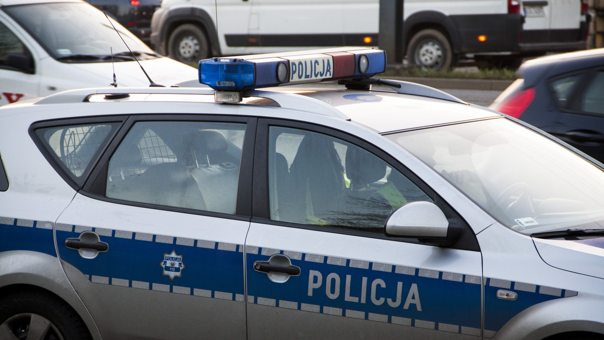 Policjanci w Iławie zatrzymali 23-latka, który rzucił butelką w jadący pociąg.