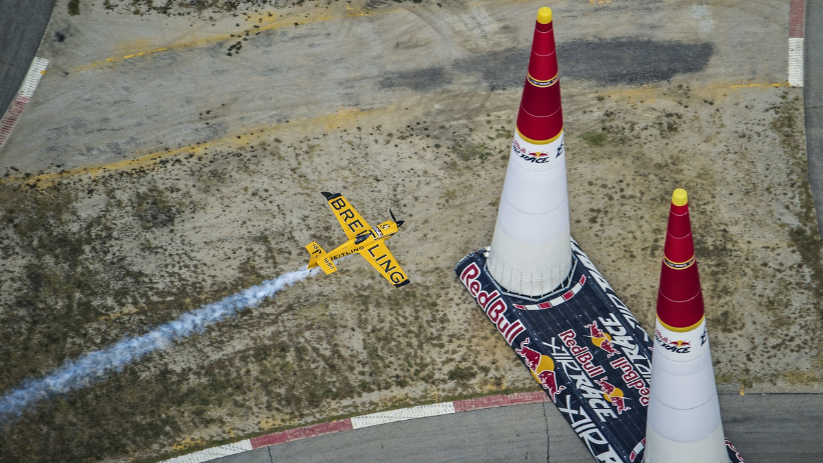 Brytyjczyk Paul Bonhomme utrzymuje niewielką, jednopunktową przewagę nad Hannesem Archem i Nigelem Lambem, podczas gdy powietrzne mistrzostwa świata Red Bull Air Race przenoszą się do Las Vegas na przedostatni przystanek emocjonującego sezonu 2014, który odbędzie się w najbliższy weekend (11-12 października) w Stanach Zjednoczonych.