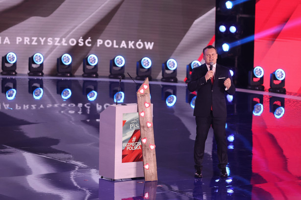 Katowice, 01.10.2023. Kampania wyborcza do parlamentu 2023. Europoseł Dominik Tarczyński podczas konwencji PiS pod hasłem "Bezpieczna Polska", 1 bm. w hali widowiskowo-sportowej "Spodek" w Katowicach. (mr) PAP/Zbigniew Meissner