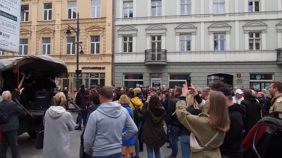 Swingowy pochód retro na Piotrkowskiej w Łodzi 