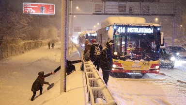 Burza śnieżna w Warszawie. Miasto sparaliżowane