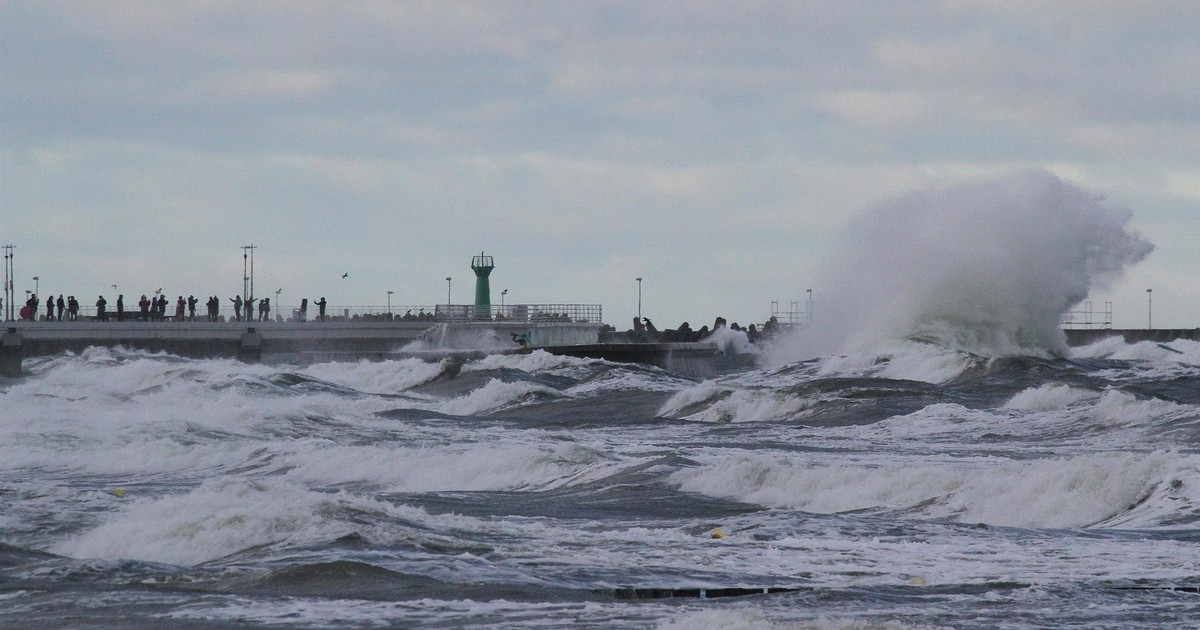 Sztorm na Bałtyku i przekroczenie stanów ostrzegawczych wód. IMGW wydał nowe ostrzeżenia