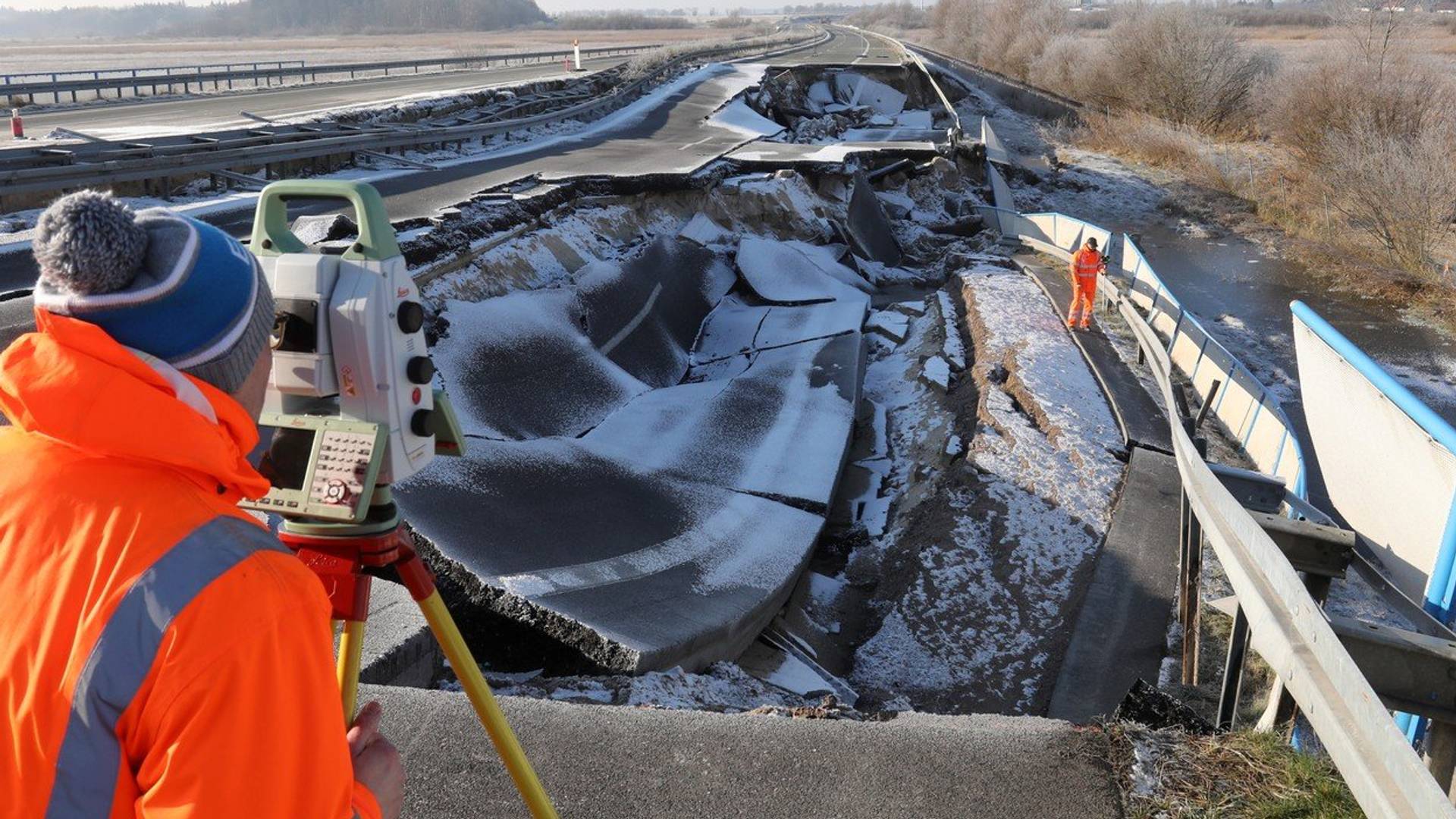 Rupa na nemačkom autoputu neobjašnjivo raste i plaši nas