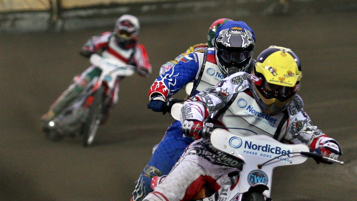 W żużlowej szwedzkiej Elitserien zaplanowano mecze 17 rundy. Niestety, pogoda uniemożliwiła rozegranie spotkań pomiędzy Elit Vetlanda i Lejonen Gislaved oraz Piraterną Motala i Dackarną Malilla. Odbyły się tylko dwa pojedynki w Norrkoeping i w Hagfors. Podczas meczu Valsarny z Hammarby, po zakończeniu dziesiątego wyścigu doszło do starcia Rosjanina Grigorija Łaguty i Rory'ego Schleina. Australijczyk miał pretensje do starszego z braci Łagutów, o zbyt ostry atak na finiszu wyścigu i chciał sam wymierzyć sprawiedliwość. Bójkę w parkingu zażagnali działacze i zawodnicy Hammarby.