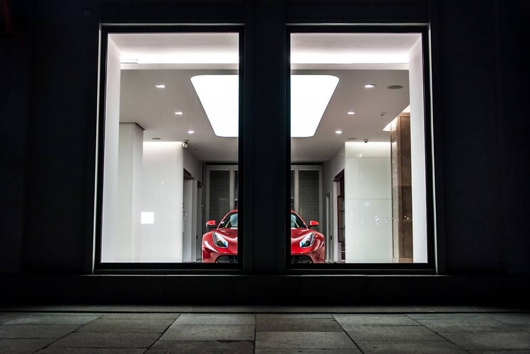 Najdroższy model to La Ferrari. Mimo ceny 2 mln euro brutto nie był on jednak dostępny dla wszystkich. Ofertę skierowano tylko do wybranych klientów.  Na zdjęciu: salon Ferrari w Warszawie