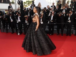 Prawie 100% nagiej piersi - TAK się zaprezentowała 52-letnia Naomi Campbell w Cannes. FOTO