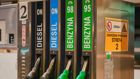 Benzyna - 10,85 [zł/l], olej napędowy - 11,87 [zł/l], LPG - 7,73 [zł/l], gaz - 619,69 [zł/MWh], węgiel 6142 [zł/t]. Koszt ogrzewania dla przeciętnej polskiej rodziny wzrośnie o 26 592 zł