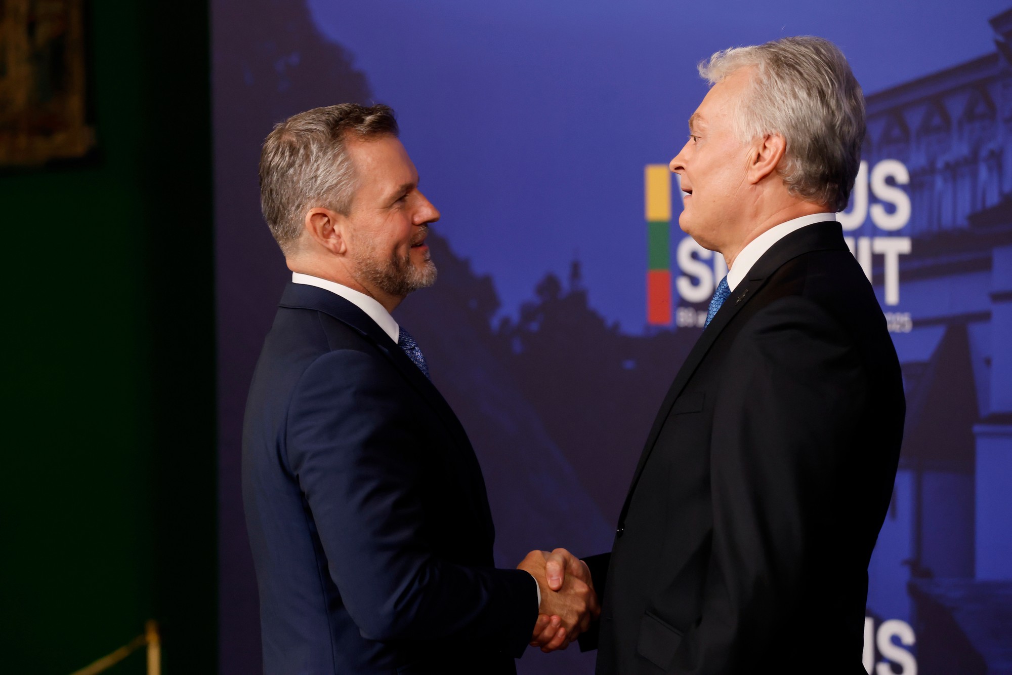 Litovský prezident Gitanas Nauseda víta slovenského prezidenta Petra Pellegriniho počas príchodu na summit vo Vilniuse.