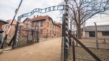 "Zabawa w Hitlera" urządzona przez szwedzkich uczniów odwiedzających Auschwitz