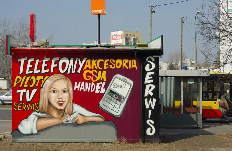 Graffiti reklamujące serwis telefoniczny