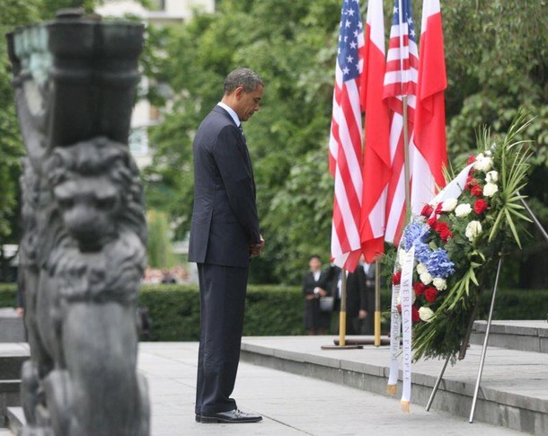 obama pomnik bohaterów getta pochylony