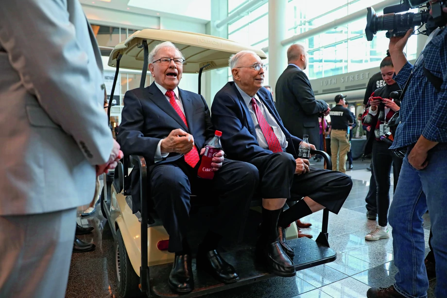 Gdy tylko Warren Buffett (z lewej) i Charlie Munger pojawiali się publicznie, było pewne, że zostawią po sobie coś ciekawego.