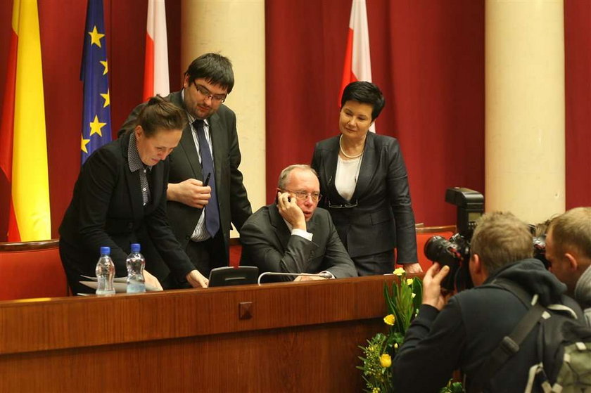 Wygrała wybory prezydenckie w Warszawie, w których starała się o reelekcję, a teraz złożyła przysięgę potwierdzającą jej triumf. Hanna Gronkiewicz-Waltz znów jest gospodarzem stołecznego ratusza. Już oficjalnie