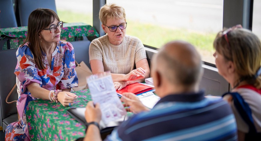 W Silverbusie można uzyskać informacje o miejskiej ofercie dla seniorów, wyrobić Wrocławską Kartę Seniora, otrzymać Wrocławski Niezbędnik Senioralny oraz dowiedzieć się więcej m.in. o programach Taxi 75+, Złota Rączka dla Seniora, usługach opiekuńczych i innych formach wsparcia.