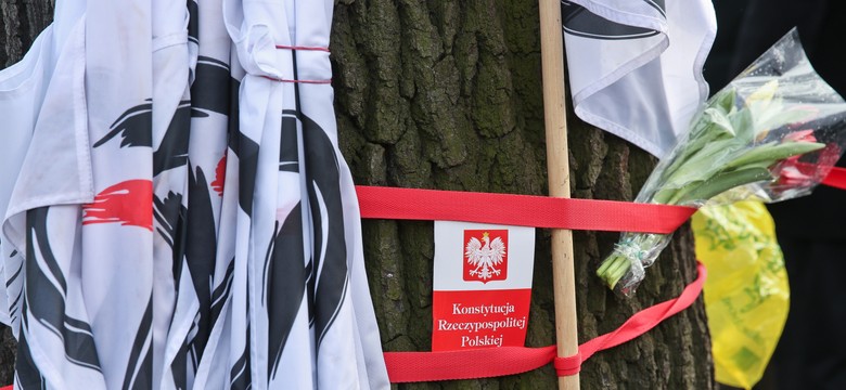 "Cała Polska broni Trybunału Konstytucyjnego". KOD przed siedzibą TK. GALERIA