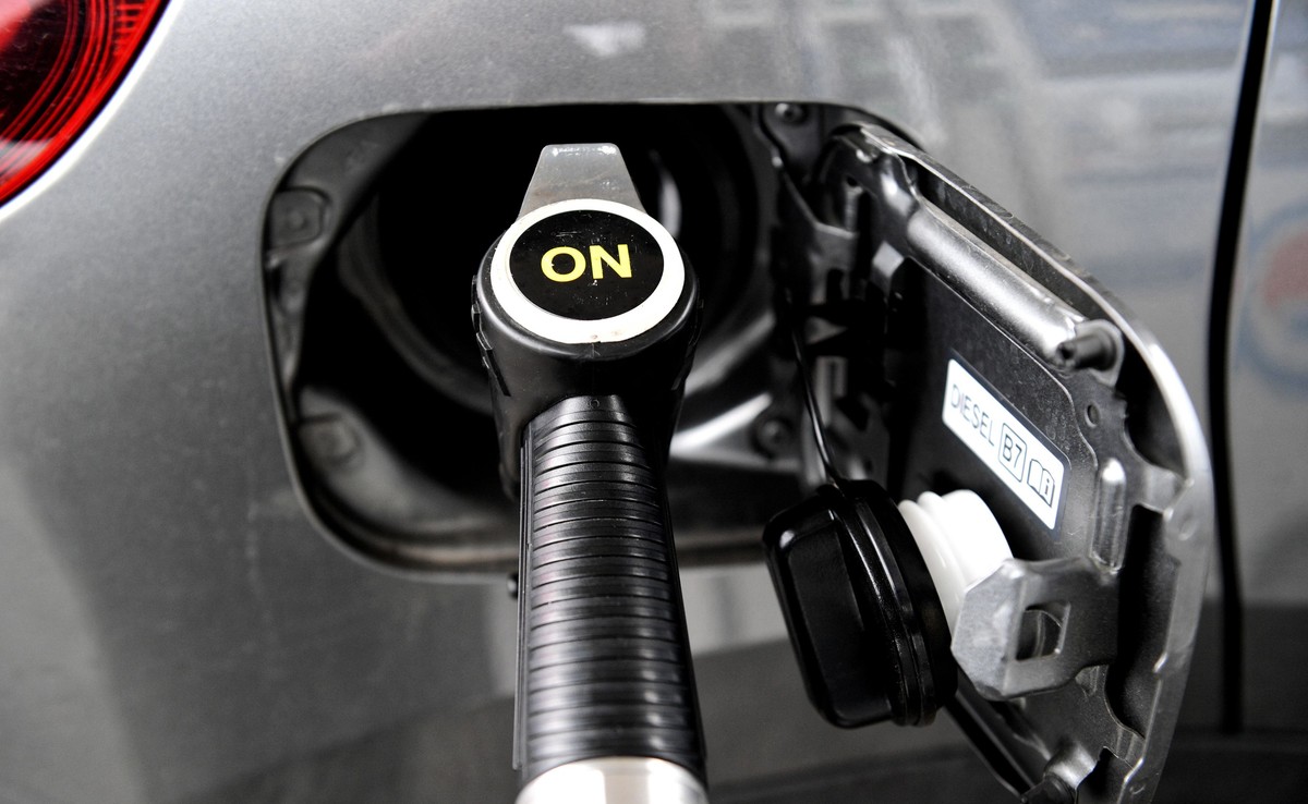 Tankowanie paliwa na stacji do samochodu pistolet z oznaczeniem ON oleje napędowy diesel