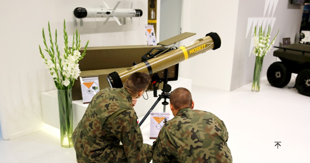Polscy żołnierze oglądają wyrzutnię MOSKIT (MSPO 2021)