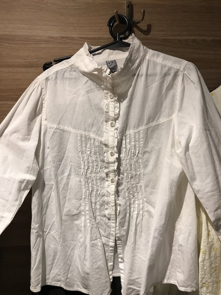 Biała koszula z ozdobnym kołnierzem, 30 zł