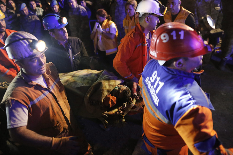 Akcja ratunkowa w tureckiej kopalni. Fot. EPA/TOLGA BOZOGLU/PAP/EPA