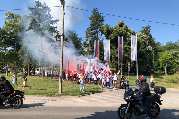 NOSE ZASTAVE I TRANSPARENTE Grupe građana iz nekoliko gradova krenule peške na skup 27. juna u Beogradu