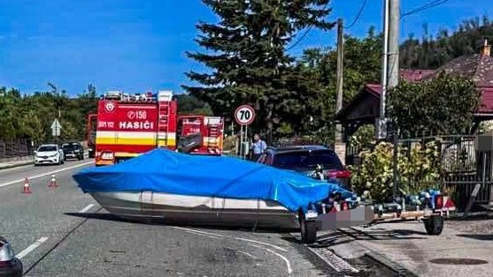 Pri nehode dvoch áut v obci Košický Klečenov spadla na cestu loď, ktorá bola na prívesnom vozíku.