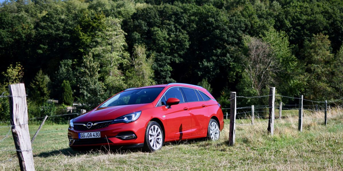 Opel Astra po czterech latach od premiery został odświeżony i wyposażony w nową gamę oszczędnych silników