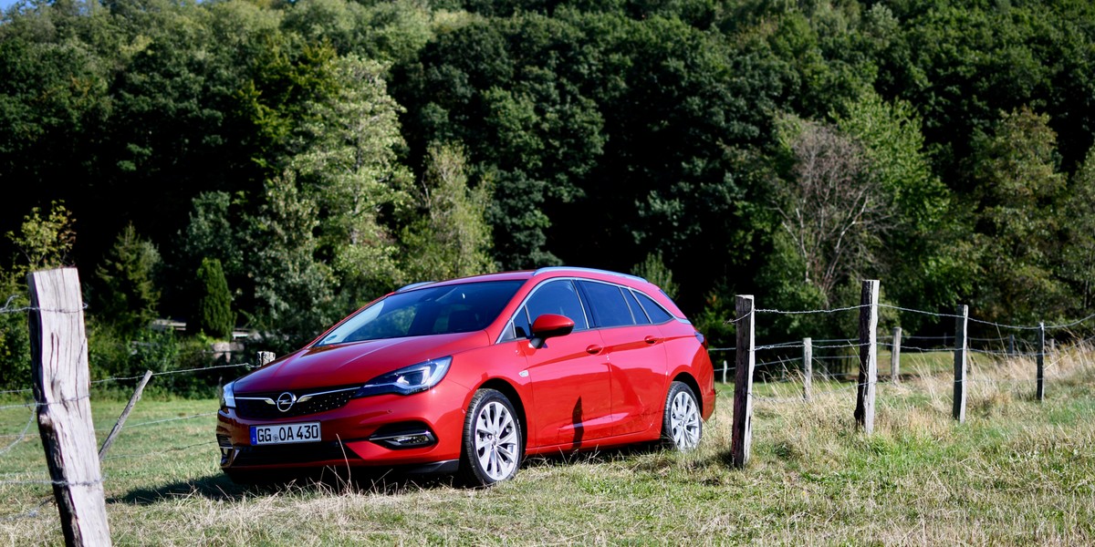 Opel Astra po czterech latach od premiery został odświeżony i wyposażony w nową gamę oszczędnych silników