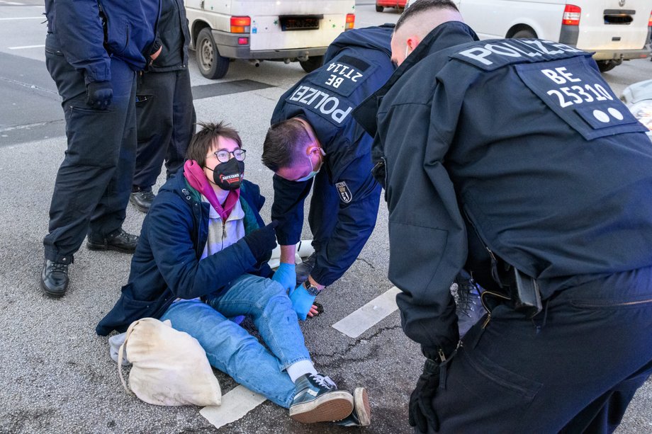 Policja próbuje odkleić aktywistę od drogi