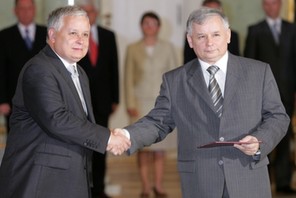 Jarosław Kaczyński odbiera nominację na premiera od prezydenta Lecha Kaczyńskiego