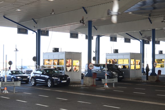 NA GRANICAMA ZADRŽAVANJE  OD 30 MINUTA DO 2 SATA! Najnovije stanje na putevima, oglasio se AMSS: "Promenjivo vreme može dodatno da oteža vožnju"