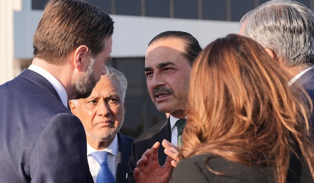 Potpredsednik SAD Džej DI Vens sa načelnikom odbrambenih snaga Pakistana i načelnikom štaba vojske, feldmaršalom Asimom Munirom, desno, i zamenikom premijera i ministrom spoljnih poslova Pakistana Mohamedom Išakom Darom