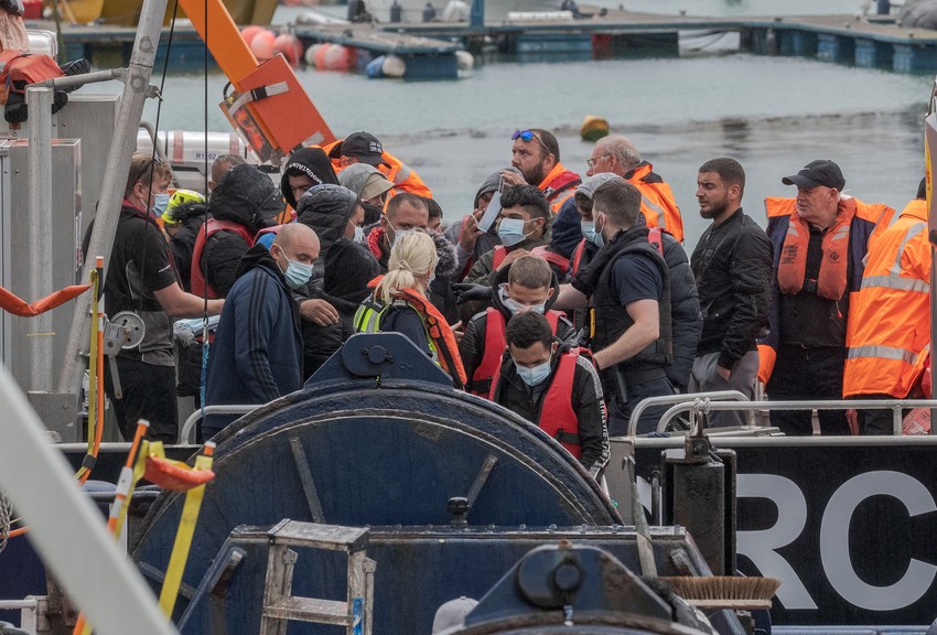 Migranti u Doveru nakon prelaska Lamanša u čamcima