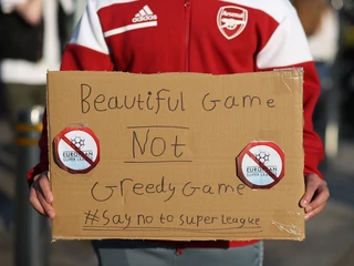 „Piękny sport, nie chciwy sport“. Kibice popularnych „Kanonierów“ wywieszają na stadionie The Emirates transparenty sprzeciwiające się przystąpieniu Arsenalu do nowo zaproponowanej Super Ligi