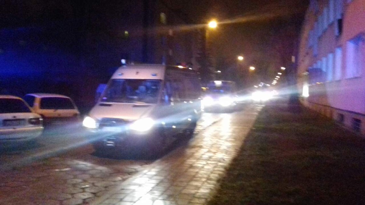 Dziś, krótko po godz. 18 do jednego z budynków przy ulicy Przemysłowej kobieta potrzebująca pomocy wezwała policję. Gdy funkcjonariusze i strażacy byli wewnątrz mieszkania doszło w nim do wybuchu. Do szpitala trafiły trzy ranne osoby, ich życiu nie zagraża niebezpieczeństwo, jednak według naszych nieoficjalnych informacji, jeden z policjantów miał stracić palce.