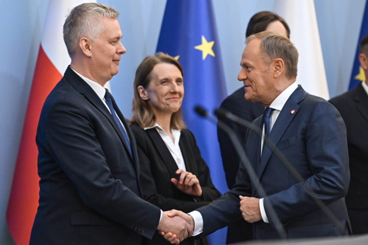 Warszawa, 10.05.2024. Premier Donald Tusk (P), desygnowany na ministra spraw wewnętrzynych i administracji, dotychczasowy minister-członek Rady Ministrów, koordynator służb specjalnych Tomasz Siemoniak (jm) PAP/Radek Pietruszka