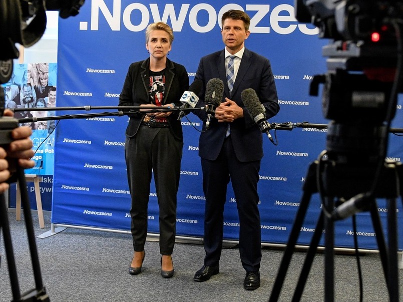 Stylizacja, w której pani poseł pokazała się na wczorajszej konferencji prasowej, z daleka wydawała się całkiem przeciętna. Ot, zwyczajne zestawienie spodni, marynarki i T-shirtu...