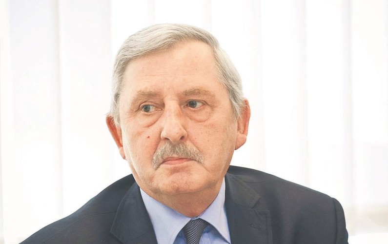 <strong>4. Roman Hauser, prezes NSA, przewodniczący Krajowej Rady Sądownictwa,
awans z pozycji 46.</strong>
<br></br>
W całej historii polskiego sądownictwa nie było jeszcze osoby, która skupiałaby tyle władzy w swoim ręku co on. Od kilkunastu lat (z przerwą) kieruje pracami Naczelnego Sądu Administracyjnego, a w ubiegłym roku został wybrany na przewodniczącego Krajowej Rady Sądownictwa – organu stojącego na straży sądów powszechnych. Sądownictwo administracyjne pod jego rządami stało się synonimem szybkiego i sprawnego rozstrzygania sporów. A przy tym dalekiego od medialnego szumu. Zresztą sam prof. Hauser do medialnych typów nie należy. Odkąd jednak objął przewodnictwo w KRS, powoli wychodzi z cienia. I udowadnia, że potrafi walczyć o sprawę, nawet jeżeli jest to źle widziane w kręgach rządzących. Strategie Romana Hausera opierają się na długofalowym działaniu, więc na ich efekty w sądach powszechnych przyjdzie nam zapewne trochę poczekać. Jeżeli jednak uda mu się spowodować, że standardy obowiązujące w sądownictwie powszechnym choć zbliżą się do tych, jakie znamy z sądów administracyjnych, warto już dziś wyróżnić Romana Hausera jako jednego z najbardziej liczących się prawników w tym kraju. 
<br></br>
MK
<br></br>