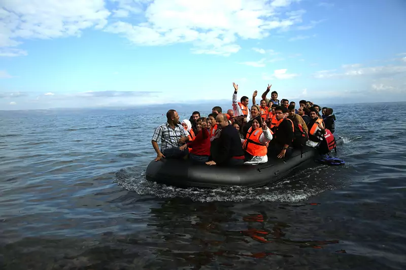 Syryjscy i irakijscy uchodźcy dopływający do Grecji w 2015 r., do której uciekali przed wojną w swoich krajach.